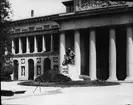 Skioptikonbild med motiv av Pradomuseet vid paradstråket, Madrid.
Bilden har förvarats i kartong märkt: Höstresan 1910. Madrid 9. N:2. Text på bild: 