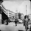 Skioptikonbild med motiv från Puerta del Sol, Madrid.
Bilden har förvarats i kartong märkt: Höstresan 1910. Madrid 9. N:2. Text på bild: 