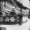 Skioptikonbild med motiv av Marknadsbrunnen i Schwäbisch Hall.
Bilden har förvarats i kartong märkt: Resan 1911. Schwäbisch Hall 9. XVII. Text på bild: 