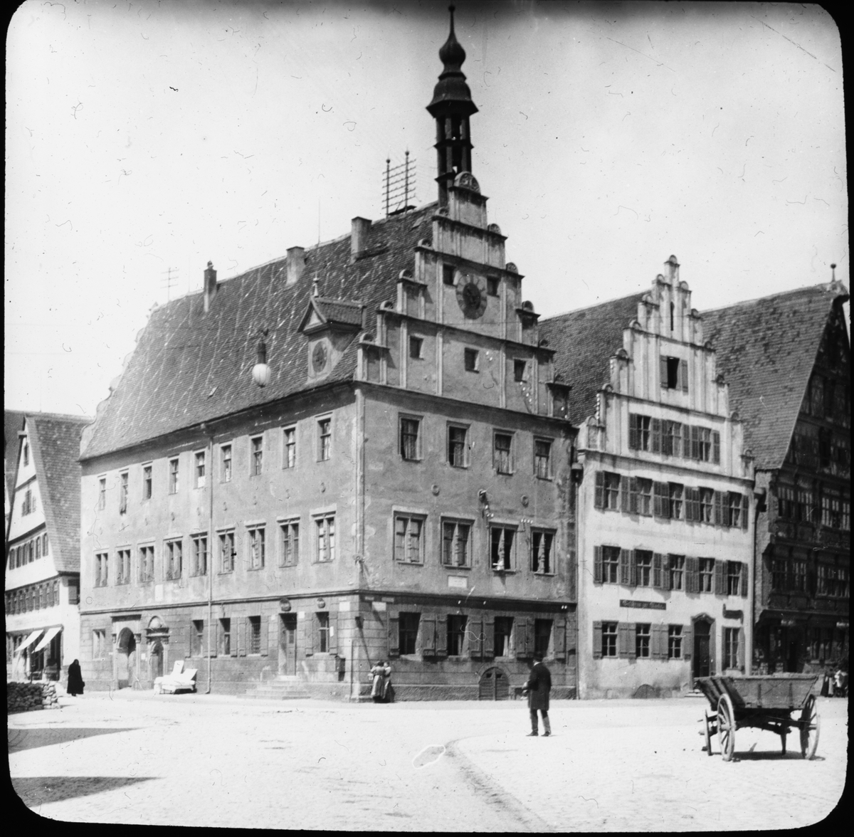 Skioptikonbild med motiv från Weinmarkt i Dinkelsbühl.
Bilden har förvarats i kartong märkt: Resan 1911. Dinkelsbühl 9. II.