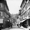 Skioptikonbild med motiv från gatan Neue Strasse, Schwäbisch Hall.
Bilden har förvarats i kartong märkt: Resan Schwäbisch  Hall 9. XIV. Text på bild: 