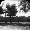 Skioptikonbild med motiv från Plaza de San Nicolas, Granada.
Bilden har förvarats i kartong märkt: Höstresan 1910. Granada. N:16. Text på bild: 