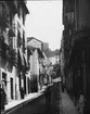 Skioptikonbild med motiv från gatan Calle de Gomerez, Granada.
Bilden har förvarats i kartong märkt: Höstresan 1910. Alhambra 9. N:17. Text på bild: 