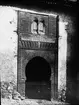 Skioptikonbild med motiv av Puerta del Vino, Granada.
Bilden har förvarats i kartong märkt: Höstresan 1910. Alhambra 9. N:17. Text på bild: 