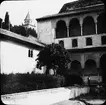 Skioptikonbild med motiv från Myrtengården i palatset, Alhmbra.
Bilden har förvarats i kartong märkt: Höstresan 1910. Alhambra 9. N:17. Text på bild: 