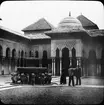 Skioptikonbild med motiv från slottsgården, Alhambra med lejonfontänen Patio de los Leones.
Bilden har förvarats i kartong märkt: Höstresan 1910. Alhambra 9. N:17. Text på bild: 