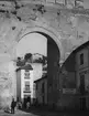 Skioptikonbild med motiv av valvporten Puerta de Elvira, Albaicin, Granada.
Bilden har förvarats i kartong märkt: Höstresan 1910. Granada 9. N:13. Text på bild: 