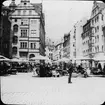 Skioptikonbild med motiv av torgförsäljning vid Obstmarkt i Nürnberg.
Bilden har förvarats i kartong märkt: Vårresan 1910. Nürnberg 9. XIV. Text på bild: 