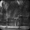 Skioptikonbild med motiv av Cathedral Notre Dame Reims.
Bilden har förvarats i kartong märkt: Höstresan 1910. Granada 9. Text på bild: 