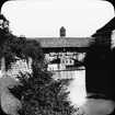 Skioptikonbild med motiv från Nürnberg vid floden Pegnitz.
Bilden har förvarats i kartong märkt: Resan 1910. Nürnberg 10. XVIII.