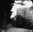 Skioptikonbild med motiv av stadsmuren i Rostock.
Bilden har förvarats i kartong märkt: Resan 1912. Malmö. Ystad. Rostock. Text på bild: 