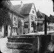 Skioptikonbild med motiv av brunn på gata i Rothenburg.
Bilden har förvarats i kartong märkt: Vårresan 1910. Rothenburg. XXV.