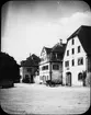 Skioptikonbild med motiv av hus vid Juden Kirchhof, Judiska kyrkogården, Rothenburg.
Bilden har förvarats i kartong märkt: Vårresan 1910. Rothenburg. XXV. Text på bild: 