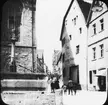 Skioptikonbild med motiv taget vid Johannis Kirche, Rothenburg.
Bilden har förvarats i kartong märkt: Vårresan 1910. Rothenburg. XXII. Text på bild: 