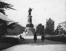 Skioptikonbild med motiv Dantemonumentet på Piazza Dante, Trient.
Bilden har förvarats i kartong märkt: Höstresan 1909. Trient 7. N: 18. Text på bild: 