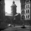 Skioptikonbild med motiv av Kreuzkirche, Hildesheim.
Bilden har förvarats i kartong märkt: Vårresan 1909. Hildesheim 9. VI. Text på bild: 