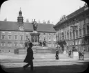 Skioptikonbild med motiv av Alte Hofburg, Wien.
Bilden har förvarats i kartong märkt: Höstresan 1909. Wien 7. N:8. Text på bild: 