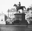 Skioptikonbild med motiv av Radetzky monumentet på Am Hof, Wien.
Bilden har förvarats i kartong märkt: Höstresan 1909. Wien 7. N:8. Text på bild: 