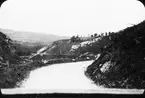 Skioptikonbild med motiv av vy över Pyreneerna.
Bilden har förvarats i kartong märkt: Resan 1911. Dinkelsbühl 9. VII. Text på bild: 