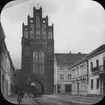 Skioptikonbild med motiv av Treptower Tor, västra stadsporten, Neubrandenburg.
Bilden har förvarats i kartong märkt: Resan 1912. Neubrandenburg 7.