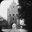 Skioptikonbild med motiv av Neue Tor, port i stadsmuren, Neubrandenburg.
Bilden har förvarats i kartong märkt: Resan 1912. Neubrandenburg 7. Text på bild: 