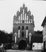 Skioptikonbild med motiv av Neue Tor, port i stadsmuren, Neubrandenburg.
Bilden har förvarats i kartong märkt: Resan 1912. Neubrandenburg 7. Text på bild: 