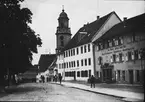 Skioptikonbild med motiv från Hechingen med Pfarrkirche Sankt Jakobus i bakgrunden.
Bilden har förvarats i kartong märkt: Resan 1908. Spaichingen m.fl. 8.