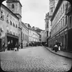 Skioptikonbild med motiv från gata med tunnelmynning i Salzburg.
Bilden har förvarats i kartong märkt: Resan 1906. Salzburg 5. Arlberg-banan 3.