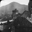 Skioptikonbild med motiv från Hohensalzburgs fästning, Salzburg.
Bilden har förvarats i kartong märkt: Resan 1906. Salzburg 5. Arlberg-banan 3.