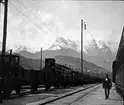 Skioptikonbild med motiv från järnvägsstation längs Arlberg-banan.
Bilden har förvarats i kartong märkt: Resan 1906. Salzburg 5. Arlberg-banan 3.