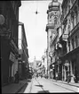 Skioptikonbild med motiv från Heidelberg, Hauptstrasse vid Providenzkirche.
Bilden har förvarats i kartong märkt: Resan 1906. Heidenberg 5. Mannheim 2.