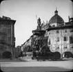 Skioptikonbild med motiv av Neptuns brunn, Fontana del Nettuno, på Piazza Duomo i Trento.
Bilden har förvarats i kartong märkt: Resan 1909. Trient 7. N:20.. Text på bild: 