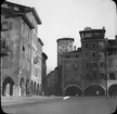 Skioptikonbild med motiv från Piazza del Duomo, Trento.
Bilden har förvarats i kartong märkt: Resan 1909. Trient 7. N:20. Text på bild: 