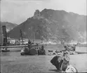 Skioptikonbild med motiv från hamnen i  St. Goar, vid strandkanten av Rhen med Burg Neukatzenelnbogen på höjden.

Bilden har förvarats i kartong märkt: Resan 1904. St. Goar. Koblez.