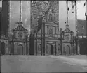 Skioptikonbild med motiv från kyrka? i Trier.
Bilden har förvarats i kartong märkt: Resan 1904. Trier II.