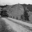 Skioptikonbild med motiv från bilresa i bergstrakterna kring Canazei.
Bilden har förvarats i kartong märkt: Höstresan 1909. Före och efter Canazei 8. N:16.