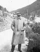 Skioptikonbild med motiv av Paul Clemen under bilresa i trakterna krig Canazei. Vägen Dolomites Road byggdes mellan 1905-1909.

Bilden har förvarats i kartong märkt: Höstresan 1909. Före och efter Canazei 8. N:16. Text på bild: 