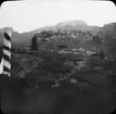 Skioptikonbild med motiv av bergspasset Falzarego Pass mellan Andráz och Cortina d'Ampezzo.
Bilden har förvarats i kartong märkt: Höstresan 1909. Före och efter Canazei 8. N:16.. Text på bild: 