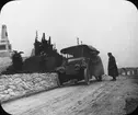 Skioptikonbild med motiv från ett stopp på automobilresan, vid bergspasset Falzarego Pass mellan Andráz och Cortina d'Ampezzo. Vägen Dolomites Road byggdes mellan 1905-1909.

Bilden har förvarats i kartong märkt: Höstresan 1909. Före och efter Canazei 8. N:16. Text på bild: 