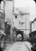 Skioptikonbild med motiv från Mont-Saint-Michel. Portalen Porte du Roy vid klostret.
Bilden har förvarats i kartong märkt: Resan 1904. St. Michel. XII. Text på bild: 