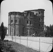 Skioptikonbild med motiv från Trier, den romerska stadsporten Porta Nigra.
Bilden har förvarats i kartong märkt: Resan 1904. Trier. III.