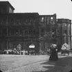 Skioptikonbild med motiv från Trier, den romerska stadsporten Porta Nigra.
Bilden har förvarats i kartong märkt: Resan 1904. Trier. III.