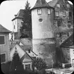 Skioptikonbild med motiv av borgen i Meersburg.
Bilden har förvarats i kartong märkt: Resan 1906. Konstanz 1. Meersbug 6.