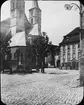 Skioptikonbild med motiv av torget vid St. Peters kirche, Bad Wimpfen.
Bilden har förvarats i kartong märkt: Resan 1907. Wimpfen 9. 01. Text på bild: 