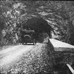 Skioptikonbild med motiv av landsväg i dalgången Finstermünz på gränsen mellan Österrike och Schweiz.
Bilden har förvarats i kartong märkt: Resan 1909. Finstermünz. N:26.