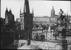 Skioptikonbild med motiv av Karlsbron och vy över Prag och S:t Veitskatedralen och Pragborgen.
Bilden har förvarats i kartong märkt: Höstresan 1909. Prag 8. No:3.