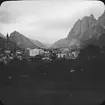 Skioptikonbild med motiv av vy över Cortina d'Ampezzo.
Bilden har förvarats i kartong märkt: Höstresan 1909. Cortina 8. No.15.