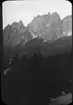 Skioptikonbild med motiv av Dolomiterna Alperna vid Cortina d'Ampezzo
Bilden har förvarats i kartong märkt: Höstresan 1909. Cortina 8. No.15.. Text på bild: 