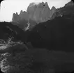 Skioptikonbild med motiv av dalgång vid Dolomiterna Alperna.
Bilden har förvarats i kartong märkt: Höstresan 1909. Cortina 8. No.15.