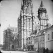 Skioptikonbild med motiv av Cathédrale Notre-Dame d'Évreux.
Bilden har förvarats i kartong märkt: Resan N:2. 1908.Evreux 5. Louviers 5. I. Text på bild: 